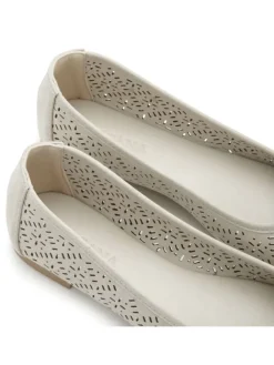 Ballerina in beige><noscript><img width=