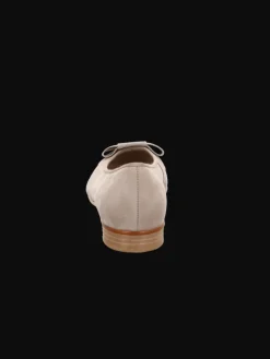 Ballerina in beige><noscript><img width=