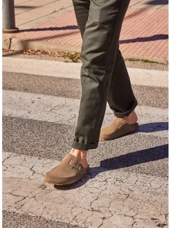 Leder-Clogs in Hellbraun><noscript><img width=
