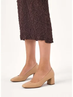 Pumps in Beige><noscript><img width=