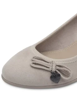 Pumps in Beige><noscript><img width=