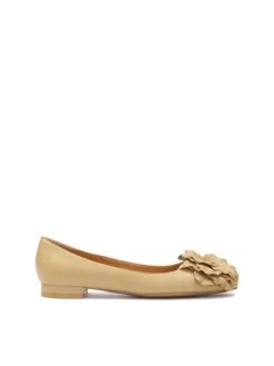 Pumps in Beige><noscript><img width=