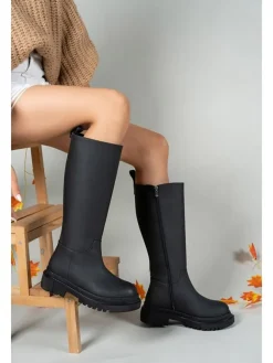 Stiefel in Schwarz><noscript><img width=